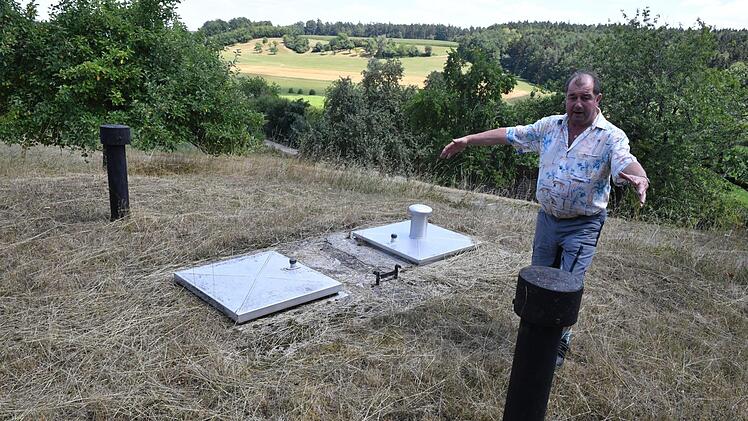 Heinz Blank steht über den beiden Bassins, über die sein Heimatort Windshofen mit Quellwasser versorgt wurde. Fotos: Ronald Rinklef