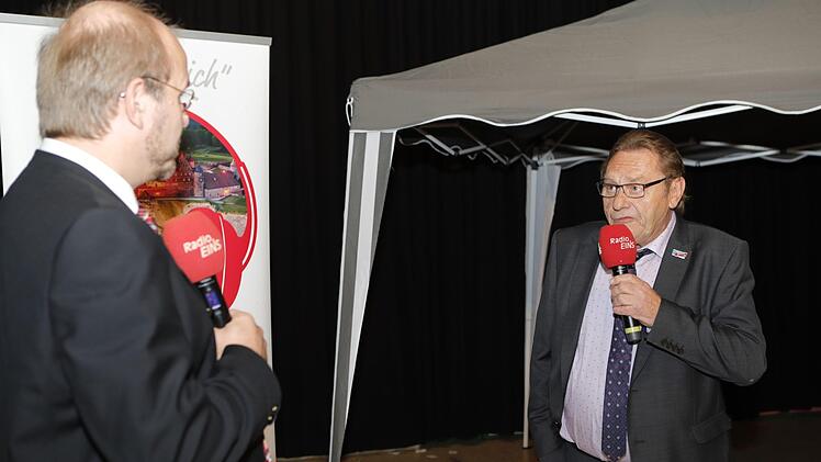 Ralf Pohl (SPD/l.) und Detlef Rauh (AfD) diskutieren auf der Bühne. Foto: Matthias Hoch