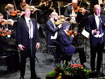 Tenor und Bariton glanzvoll im Duett: die beiden Gesangssolisten Randall Bills (links) und Richard Morrison.Stephan Herbert Fuchs