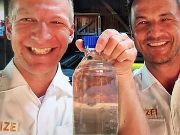 S&uuml;&szlig;wasserquallen im N&uuml;rnberger Hafen: Polizisten fanden eine gro&szlig;e Zahl von Tieren. In einem Video sind die Quallen zu sehen. Foto: Polizei Mittelfranken