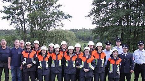 Die Aktiven, die an der Pr&uuml;fung erfolgreich teilnahmen, und ihre Pr&uuml;fer stellten sich zum Erinnerungsfoto: Georg Hollet, Dietmar Kaiser, Dieter D&uuml;tsch, Julia Sch&ouml;ninger, Evelyn Kaiser, Stefanie Seuling, Stefan Sch&ouml;ninger, Hans-J&uuml;rgen Lechner, Frank Scheller, Anton Bergrab, Markus H&uuml;mmer, August Seuling, Stephanie Ludwar, Katrin Seuling, Rita H&uuml;mmer, Christine Friedrich, Michaela Scharf, Lissi Metzner, Thomas Feulner. Foto: Michael Scharf