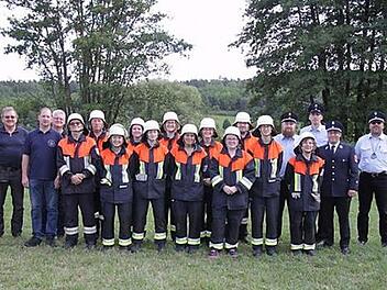 Die Aktiven, die an der Pr&uuml;fung erfolgreich teilnahmen, und ihre Pr&uuml;fer stellten sich zum Erinnerungsfoto: Georg Hollet, Dietmar Kaiser, Dieter D&uuml;tsch, Julia Sch&ouml;ninger, Evelyn Kaiser, Stefanie Seuling, Stefan Sch&ouml;ninger, Hans-J&uuml;rgen Lechner, Frank Scheller, Anton Bergrab, Markus H&uuml;mmer, August Seuling, Stephanie Ludwar, Katrin Seuling, Rita H&uuml;mmer, Christine Friedrich, Michaela Scharf, Lissi Metzner, Thomas Feulner. Foto: Michael Scharf