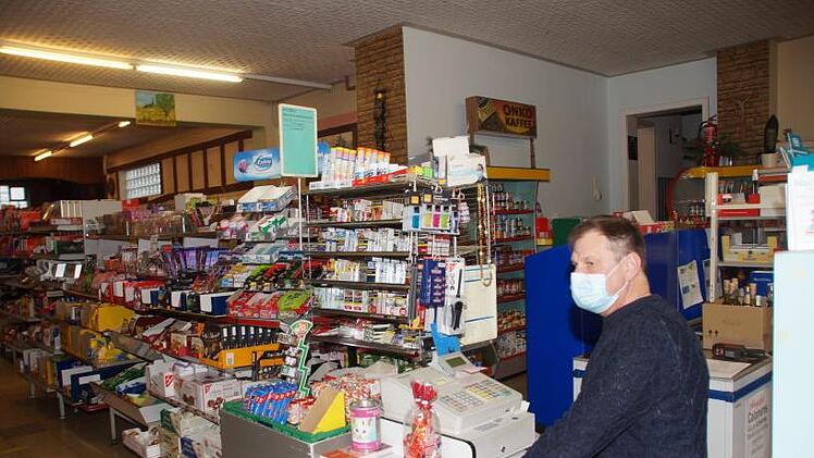 Dieter Groh und seine Kunden im Lebensmittelladen beachten die Coronaregeln genau.