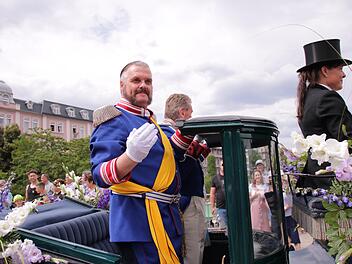 König Maximilian II. von Bayern (Lars Streiberger) winkt den Besuchern des Festzuges zu. 35.000 Menschen feierten am Sonntag an den Straßen mit.