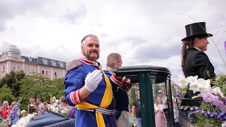 König Maximilian II. von Bayern (Lars Streiberger) winkt den Besuchern des Festzuges zu. 35.000 Menschen feierten am Sonntag an den Straßen mit.
