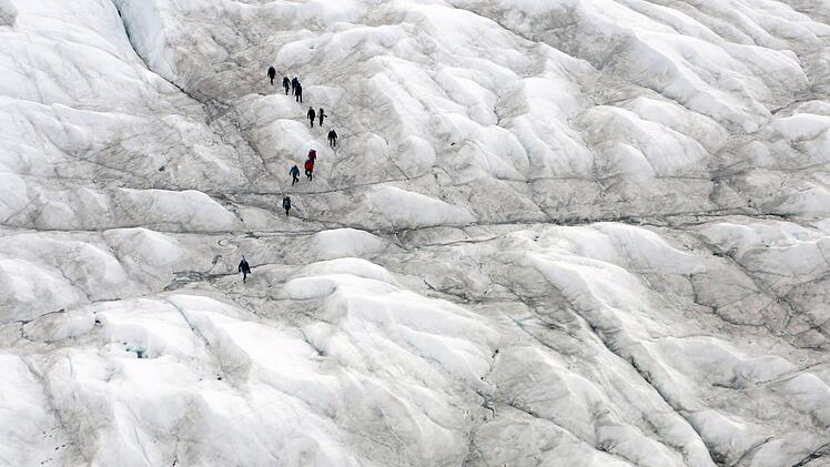 Eine wissenschaftliche Expedition auf dem Gletscher Isunguata Sermia im Westen von Gr&ouml;nland. Auch dort schmilzt das "ewige Eis" immer schneller.