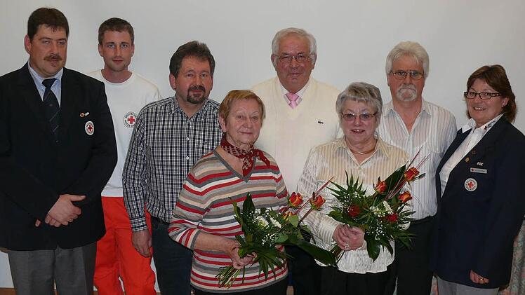 Beim Jahresrückblick wurden die aktiven Mitglieder mit langem Atem ausgezeichnet. Unsere Aufnahme zeigt von links: Peter Bauch, stellvertretender Bereitschaftsleiter (fünf Jahre dabei), Matthias März (fünf Jahre), Dieter Schüler (40 Jahre), Helga Matl (40 Jahre), Waldemar Zertisch (30 Jahre), Christa Meinlschmidt (50 Jahre), Gerhard Bauer (35 Jahre) mit Anne Grimmer, Bereitschaftsleiterin.