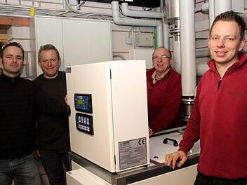 André Reitz, Gerrit Hoppe, Bruno Mönius und Stefan Mönius (v. l.) sind stolz auf das kleine Kraftwerk. Foto: Johanna Blum