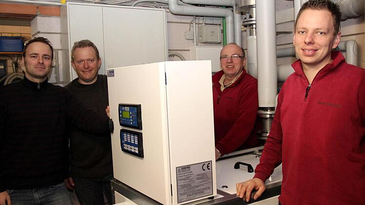 André Reitz, Gerrit Hoppe, Bruno Mönius und Stefan Mönius (v. l.) sind stolz auf das kleine Kraftwerk. Foto: Johanna Blum