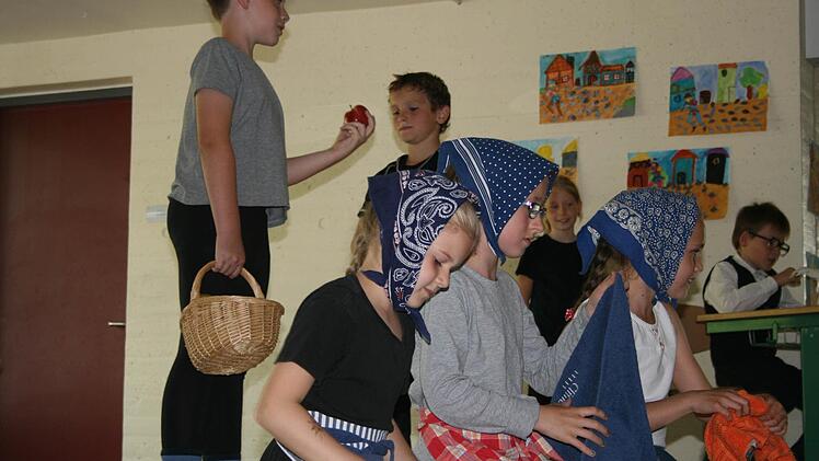 Schüler spielen das Stück "Der Rattenfänger von Hameln"