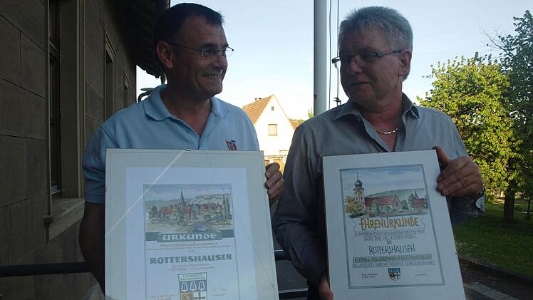 Robert Erhard (links) und Dieter Werner präsentierten die Urkunden aus den Jahren 1986 und 1994. Foto: Stefan Geiger