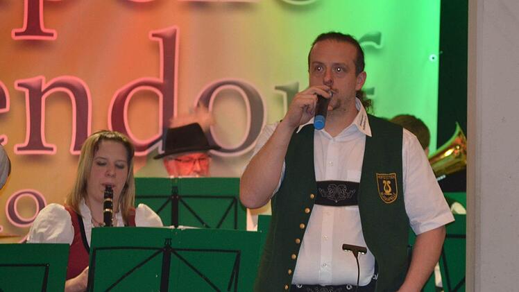 Sebastian Kuhn singt das Wolgalied.