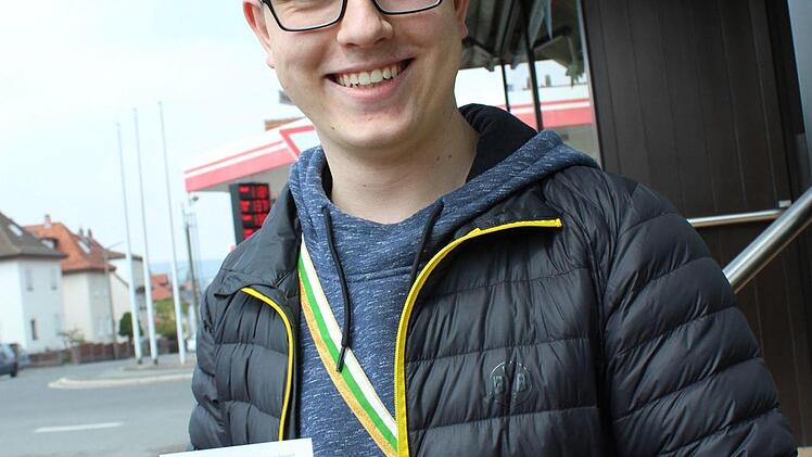 Moritz Fischer: "Ganz klar: Die Neustadter Bratwurst ist viel besser als die Coburger. Sie ist eigentlich das Statussymbol mit der Puppenstadt Neustadt. Man muss also die richtige Bratwurst kaufen, das Feuer muss gut geschürt sein und das allerwichtigste ist, sie vorher richtig zu begießen. Auf dem Rost sollte sie möglichst viel gewendet werden, gebraten wird sie ganz nach Wunsch, hell oder dunkel. Ich esse sie ganz Natur, ohne Senf, ist auch besser zum Bewerten des Geschmacks ".