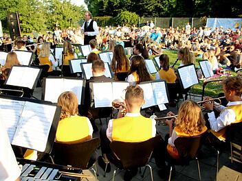 Das Jugendorchester mit Ingo Kürten am Pult Fotos: Richard Sänger