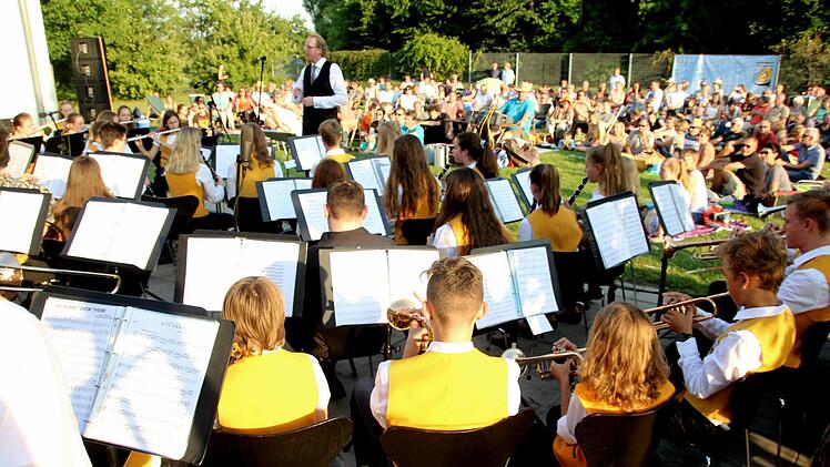 Das Jugendorchester mit Ingo Kürten am Pult Fotos: Richard Sänger