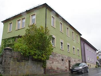 Das alte Schulhaus in Seibelsdorf soll saniert werden. In diesem Jahr soll noch das Dach erneuert werden.  Foto: Marco Meißner