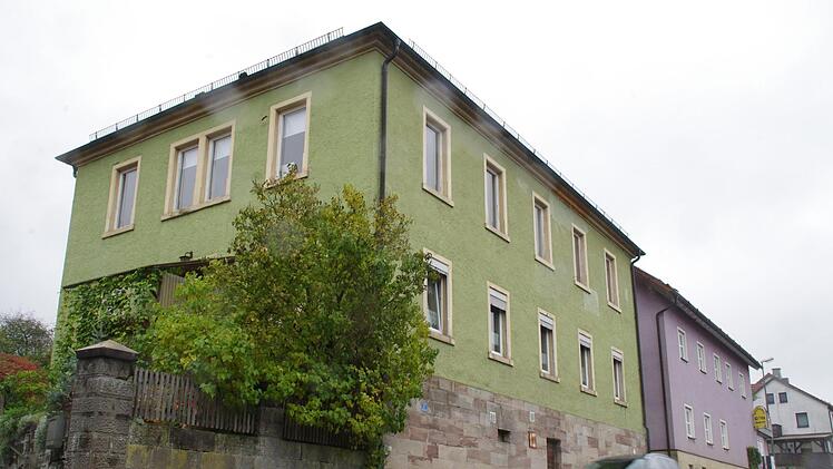 Das alte Schulhaus in Seibelsdorf soll saniert werden. In diesem Jahr soll noch das Dach erneuert werden.  Foto: Marco Meißner