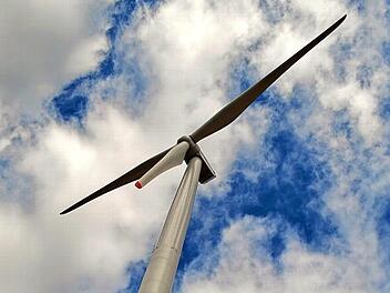 Frühestens 2020 könnten neben den vorhandenen Windrädern in Ramsthal neue entstehen. Dafür sind jedoch einige Vorarbeiten nötig. In der Bürgerversammlung wurde deutlich, dass nicht alle Bürger von der Idee begeistert sind.  Foto: Andreas Lomb