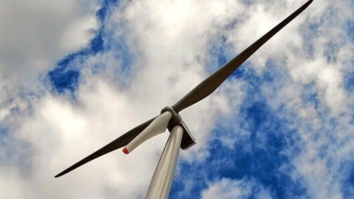 Frühestens 2020 könnten neben den vorhandenen Windrädern in Ramsthal neue entstehen. Dafür sind jedoch einige Vorarbeiten nötig. In der Bürgerversammlung wurde deutlich, dass nicht alle Bürger von der Idee begeistert sind.  Foto: Andreas Lomb