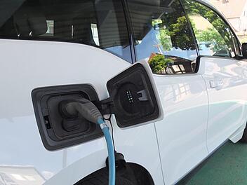 Im Carport des Landratsamts können die geleasten Elektrofahrzeuge geladen werden. Foto: Landratsamt Forchheim