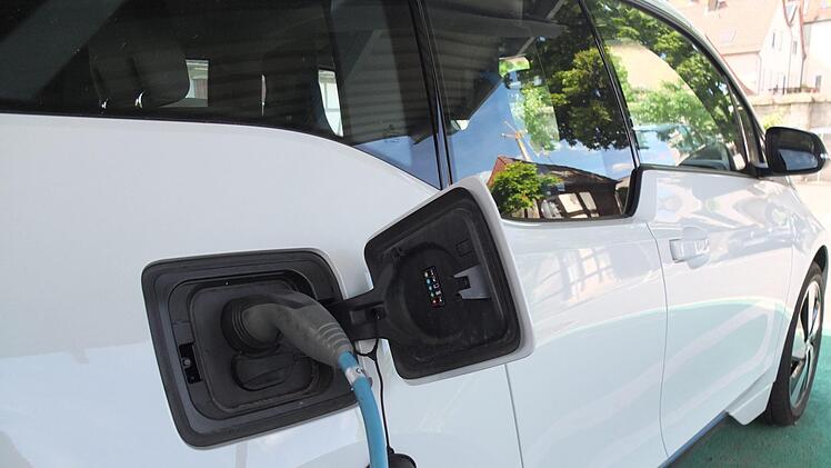 Im Carport des Landratsamts können die geleasten Elektrofahrzeuge geladen werden. Foto: Landratsamt Forchheim