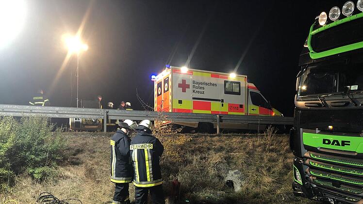 Ein Lkw, der mit Holzstämmen beladen war, durchbrach am Samstagabend im Kreis Fürth die Leiplanke. Foto: NEWS5 / Schmelzer