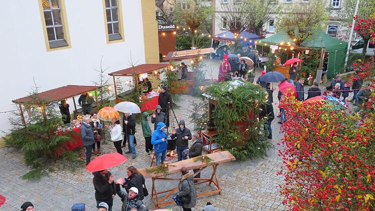 Trotz Regenwetter sind die Ebensfelder begeisterte marktbesucher