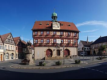 Ist zweifelsohne das touristische Kapital der Adam-Riese-Stadt: die Altstadt rund um das Fachwerkrathaus.  Fotos: Markus Drossel