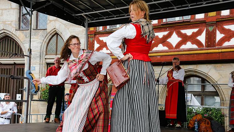 Schuhplattln auf lappländisch. Da hauen die Mädels mit Handtaschen zu. Foto: Matthias Hoch