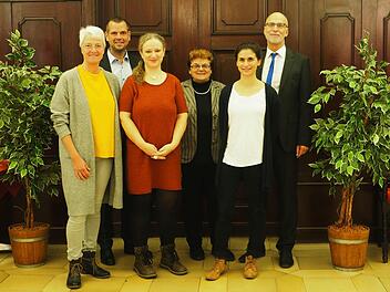 Rund um fairen Handel ging es beim Treffen der B&uuml;rgermeister mit der Steuerungsgruppe Fairtrade Town. Von links: Bianca Key, Vorsitzende des Eine-Welt-Vereins, zweiter B&uuml;rgermeister Anton Schick, Steuerungsgruppenleiterin Susanne Wahler-G&ouml;bel, Stadtr&auml;tin Martha M&uuml;ller, Eine-Welt-Promoterin Katharina Lang und Oberb&uuml;rgermeister Kay Blankenburg. Foto: Mario Selzer