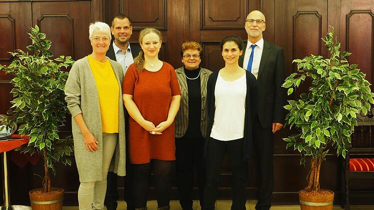 Rund um fairen Handel ging es beim Treffen der B&uuml;rgermeister mit der Steuerungsgruppe Fairtrade Town. Von links: Bianca Key, Vorsitzende des Eine-Welt-Vereins, zweiter B&uuml;rgermeister Anton Schick, Steuerungsgruppenleiterin Susanne Wahler-G&ouml;bel, Stadtr&auml;tin Martha M&uuml;ller, Eine-Welt-Promoterin Katharina Lang und Oberb&uuml;rgermeister Kay Blankenburg. Foto: Mario Selzer