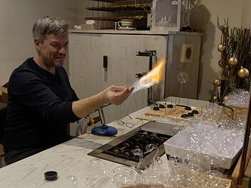 Glasbläser Thomas Ziesmer "zaubert" geduldig Glaskugeln, glasklare Weihnachtskugel - mundgeblasen.Manja von Nida