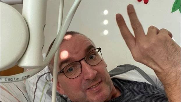 Ein Foto, das kaum ein Arzt für möglich gehalten hätte: Bad Bocklets Bürgermeister Andreas Sandwall liegt im Krankenhaus nach fünf Wochen Koma - und hält die Hand siegessicher mit dem Victory-Zeichen in die Luft. Er sollte Recht behalten: Er ist nach einer schweren Hirnblutung vollkommen gesund ins Leben zurückgekommen. Foto: Andreas Sandwall, Selbstauslöser