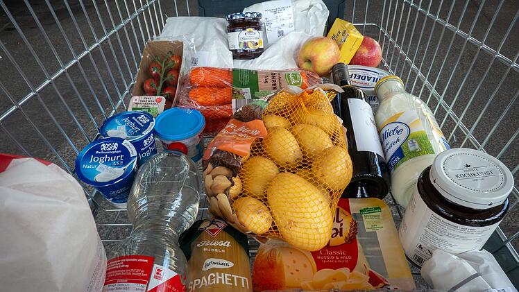 Waren im Einkaufswagen