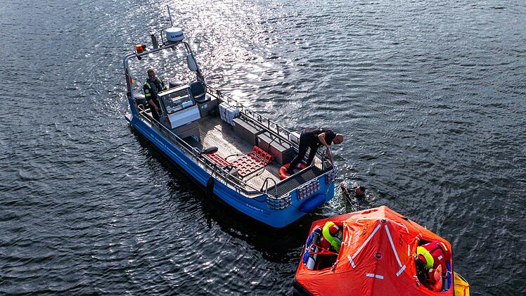 Zukünftige Astronauten beim Wasser-Rettungstraining