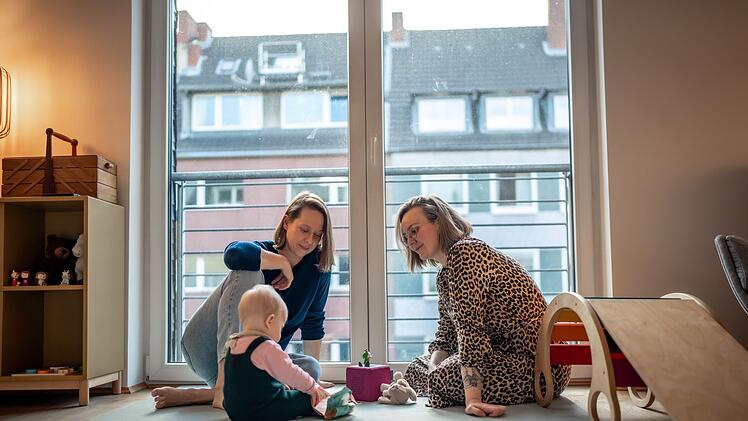 Lara (links) hat die gemeinsame Tochter ausgetragen, Jasmin spendete ihr die Eizelle. Daf&uuml;r fuhr das Paar nach &Ouml;sterreich.