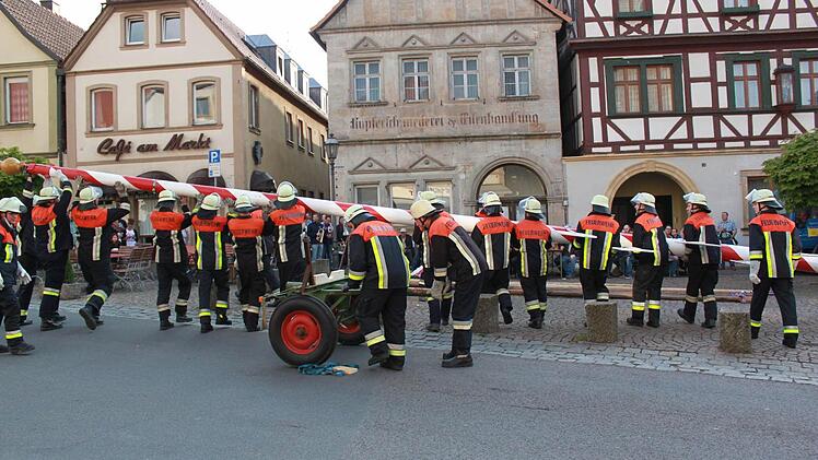 Alle packen mit an. Foto: Becht