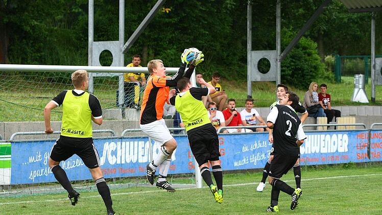 Der Grafengehaiger Torwart Sebastian Oelschlegel schnappt sich den Ball.