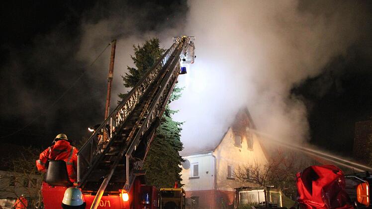Komplett in Brand steht dieses Haus in Brünn. Foto: Heike Beudert