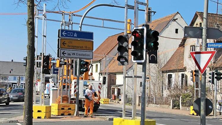 An der Einmündung der Linden- in die Bamberger Straße stehen schon die ersten Baustellenampeln.  Foto: Andreas Dorsch