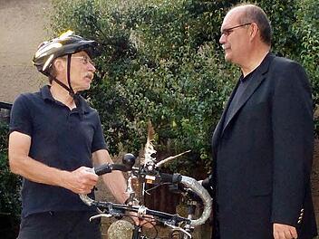Welttouren-Radler Manfred Wagner (links) im Gespräch mit unserem Redakteur Klaus Schmitt: Das Fahrrad zwischen beiden ist sein Heimat-Fahrrad, das Weltenbummler-Fahrrad wird derzeit für die nächste Tour überholt. Übrigens: Manfred Wagner benutzt ein weitgehend normales Rad; es hat nur einen besonderen Rahmen (aus Stahl) und eine besonders hochwertige Schaltung. Um solche Touren, wie er sie fährt, zu bewältigen, kommt es nach seiner Ansicht mehr auf den Fahrer als auf das Zweirad an.  Foto: In...