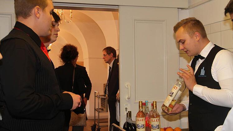 Benedikt Schmitt (rechts) stellt die Zutaten für den Begrüßungscocktail vor.