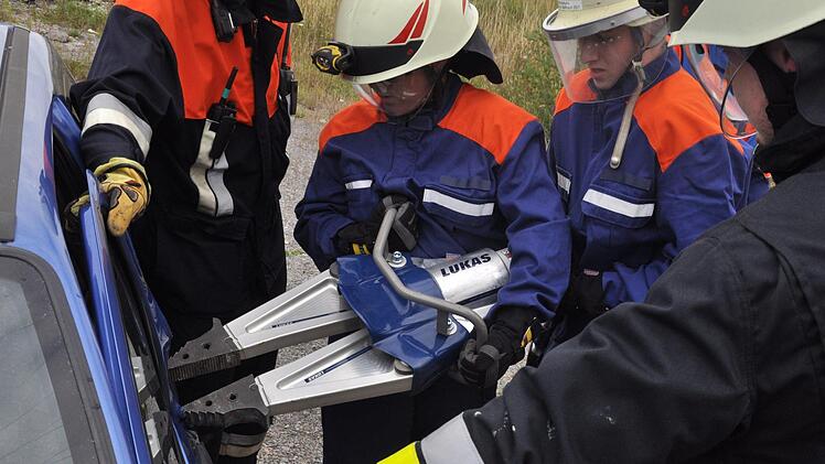 Retten, löschen, bergen, schützen - voller Einsatz für die jungen Feuerwehrleute. Fünf verschiedene Aufgaben wurden ihnen bei der 24-Stunden-Übung gestellt. Foto: Daniel Wiener