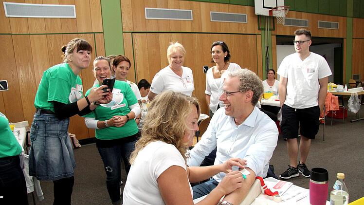 Bürgermeister German Hacker lässt sich typisieren. Dafür  lässt er  sich von Sina Kreuzer Blut abnehmen.