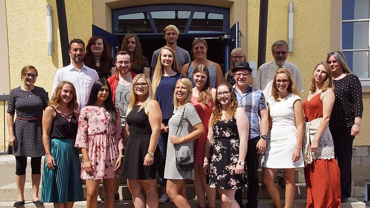 Die Absolventen der Fachakademie für Sozialpädagogik Haßfurt, die nun nach Abschluss des Berufsanerkennungsjahres ihre endgültigen Diplome aus den Händen ihrer Lehrkräfte entgegennehmen konnten.