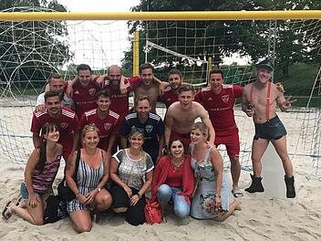 Party gehört beim Beachsoccer dazu. Den Sieg der Bicycle Kickers bejubeln hier (hinten von links): René Pülz, Heiko Hollfelder, Ingo Schlemmer, Andreas Hümmer, Felix Friedlein und Tobias Zollnhofer sowie (Mitte von links) Stefan Fleischmann, Jonas Halbhuber, Tobias Herold, Maximilian Menger und (vorne von links) die weiblichen Fans Ann-Katrin Trebes, Michelle Gesslein, Sarah Klinger, Laura Herrmann und Anna Dauer.  Foto: Andreas Schmitt