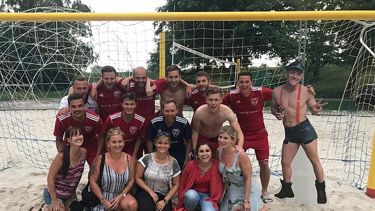 Party gehört beim Beachsoccer dazu. Den Sieg der Bicycle Kickers bejubeln hier (hinten von links): René Pülz, Heiko Hollfelder, Ingo Schlemmer, Andreas Hümmer, Felix Friedlein und Tobias Zollnhofer sowie (Mitte von links) Stefan Fleischmann, Jonas Halbhuber, Tobias Herold, Maximilian Menger und (vorne von links) die weiblichen Fans Ann-Katrin Trebes, Michelle Gesslein, Sarah Klinger, Laura Herrmann und Anna Dauer.  Foto: Andreas Schmitt