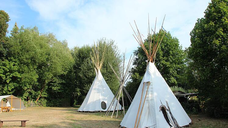 Bereits aufgebaut: Die Tipis mit ihrem neuen Holzgerüst.Jann Weckel
