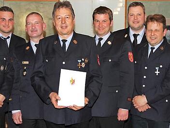Einen Umbruch gab es bei der Feuerwehr Stiebarlimbach: Das Bild zeigt von links den neuen Kommandanten Michael Wolf, den neuen Zweiten Vorsitzenden Julian Fleischmann, Kreisbrandrat Oliver Flake, Leonhard Weiß, Kreisbrandmeister Harald Kraus, den zurückgetretenen Kommandanten und neuen stellvertretenden Kommandanten Michael Maaßen sowie Bürgermeister Torsten Gunselmann. Foto: Mathias Erlwein