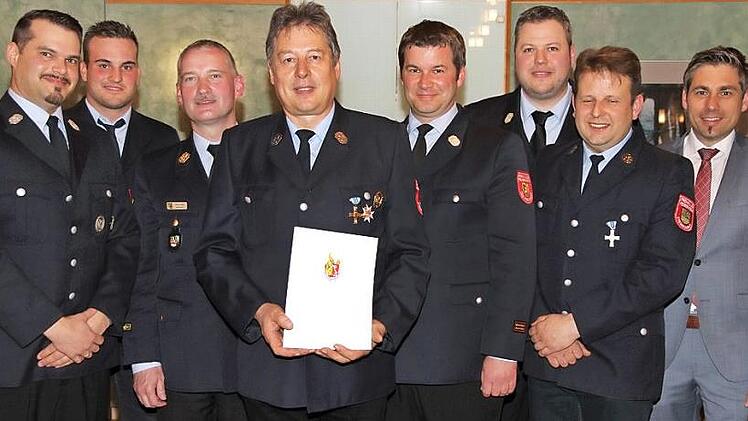 Einen Umbruch gab es bei der Feuerwehr Stiebarlimbach: Das Bild zeigt von links den neuen Kommandanten Michael Wolf, den neuen Zweiten Vorsitzenden Julian Fleischmann, Kreisbrandrat Oliver Flake, Leonhard Weiß, Kreisbrandmeister Harald Kraus, den zurückgetretenen Kommandanten und neuen stellvertretenden Kommandanten Michael Maaßen sowie Bürgermeister Torsten Gunselmann. Foto: Mathias Erlwein